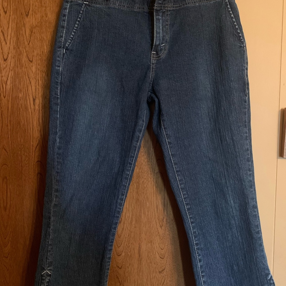 Levi Signature Jean cropped pant.